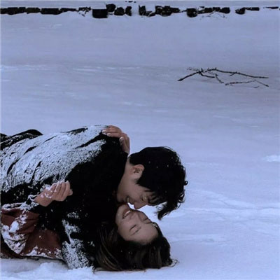 冬日氛围感情侣头像真人，下雪天的浪漫情侣头像大全